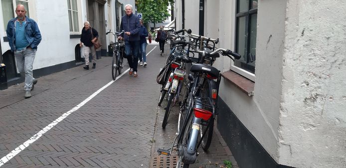 Het valt op een druilerige dinsdag nog mee, maar ook dan blijkt het toch nog zoeken naar een plekje voor de fiets na bij de Brink en staan de eerste tweewielers al bij de entree van de Grote Overstraat.