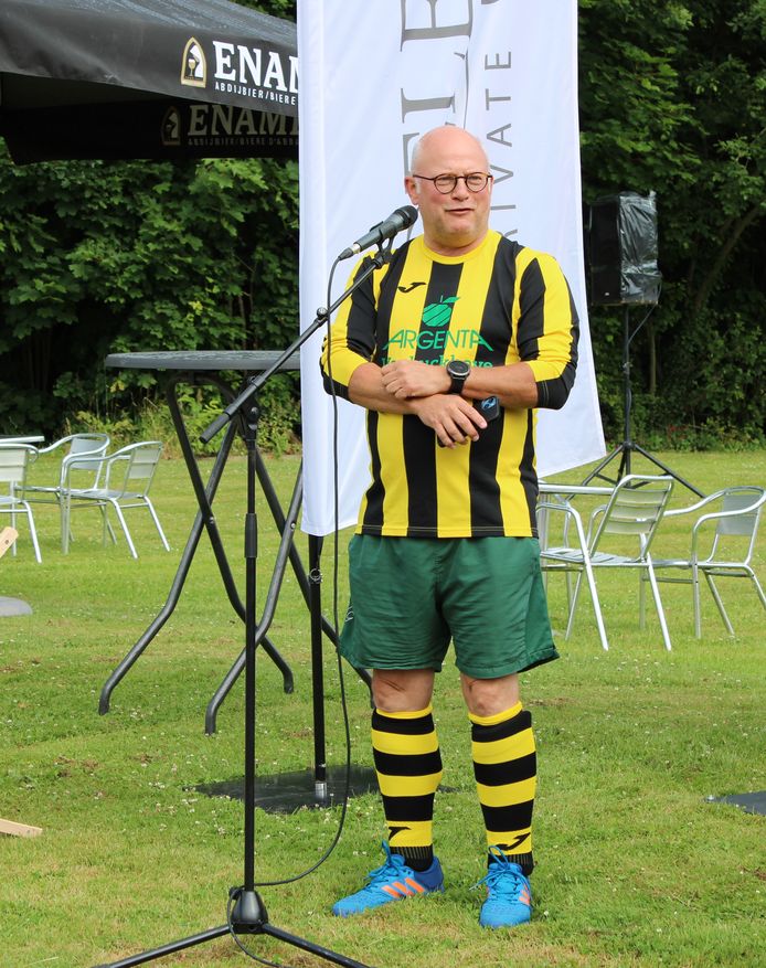 Jean-Luc Crucke, MR-politicus uit het naburige Frasnes, hanteerde voor het eerst in 30 jaar nog 's een hockeystick bij zijn vroegere club. Zijn geel-zwarte outfit gaf vertrouwen.