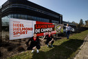 Karim Loukili en Boyd Reith hielpen een handje met het vervangen van de spandoeken, onder meer bij Dirks Klimmaterialen in Helmond.