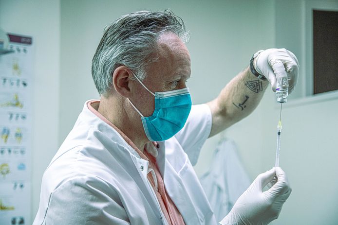 Huisarts Johan de Jonge (55) uit Zwolle gaat tegen het kabinetsbeleid in: hij vaccineert ook mensen onder 60 jaar met AstraZeneca.