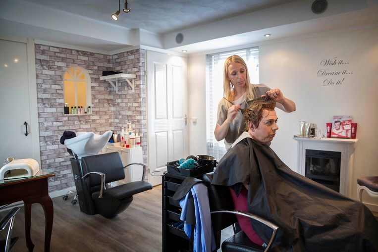 Op bezoek bij de kapper. Matthea krijgt door de hormonen een zachtere huid; ook haar karakter zal veranderen − hoe, dat weet ze nog niet. Beeld Werry Crone, Vleuten
