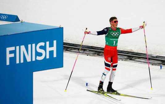 Johannes Klaebo viert de zege in de team sprint.