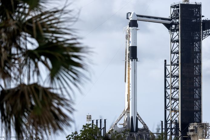 Het ruimtevaartuig SpaceX Dragon Endeavour op een Falcon 9-raket staat klaar om gelanceerd te worden.