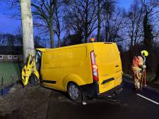 Automobilist gewond door botsing tegen betonblok en boom in Sint-Michielsgestel