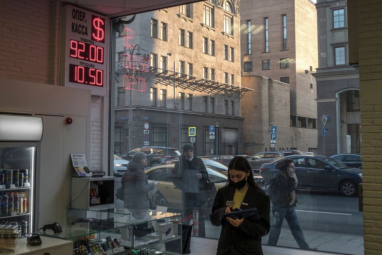 Een winkel in Moskou toont de wisselkoers van de roebel ten opzichte van de dollar. De Russische munt krijgt klappen. 