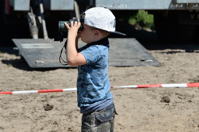 Aan de Polderweg in Prinsenbeek is een vliegtuigbom uit de Tweede Wereldoorlog tot ontploffing gebracht. En dat kon rekenen op veel bekijks, van jong en oud.
