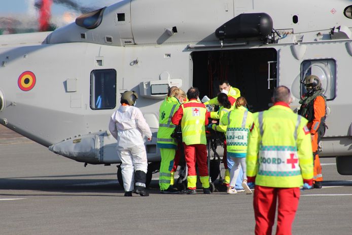 Enkele transmigranten werden naar Zeebrugge gebracht met de helikopter