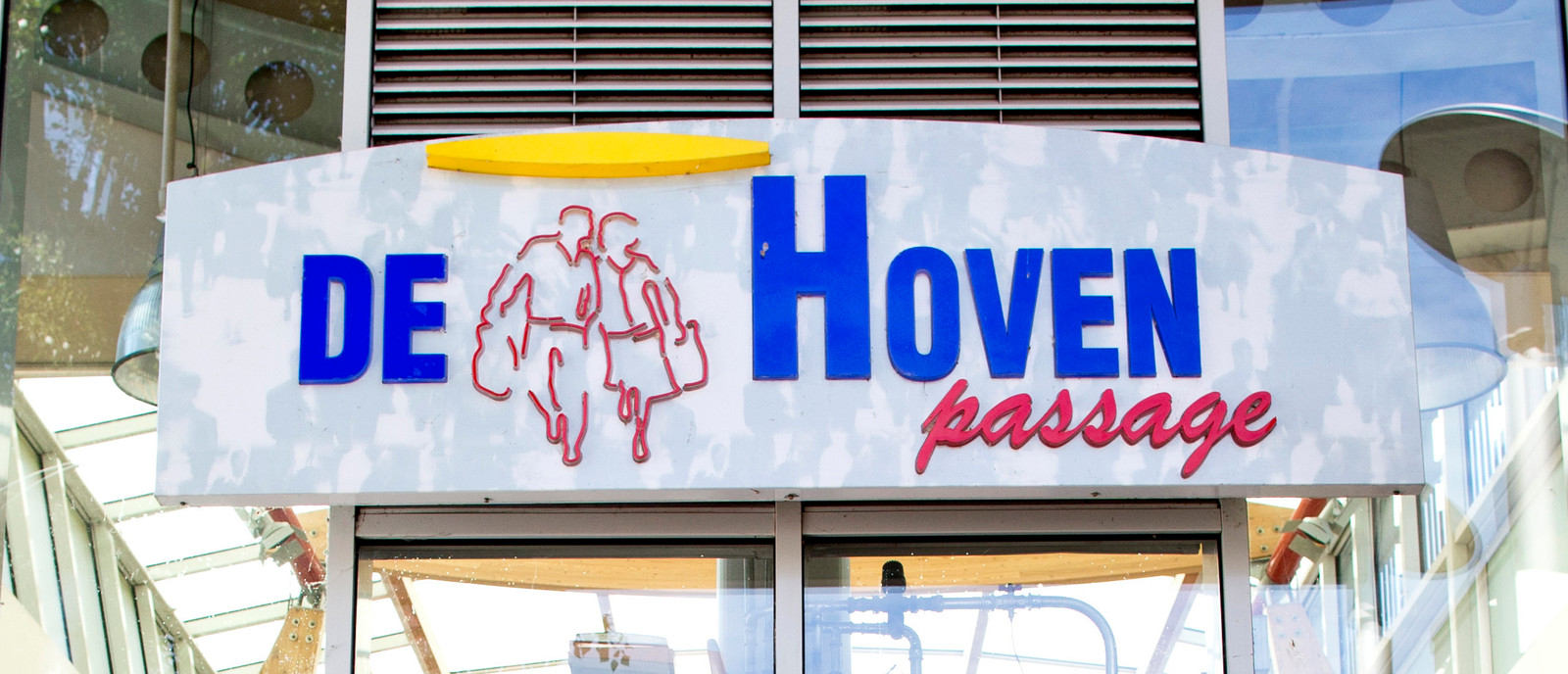 De Schoenmaker is blij met La Place als buurman in de Hoven Passage Foto AD.nl