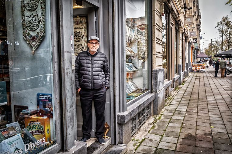 Ahmed Lamjahdi voor zijn boekenwinkel op de Lemonnierlaan. Beeld Tim Dirven