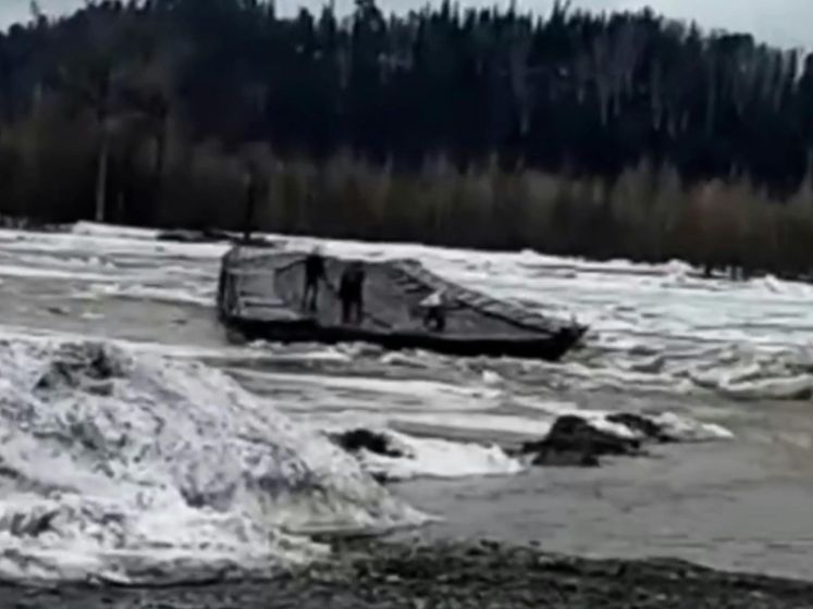 Drie Russen drijven weg op weggespoelde pontonbrug