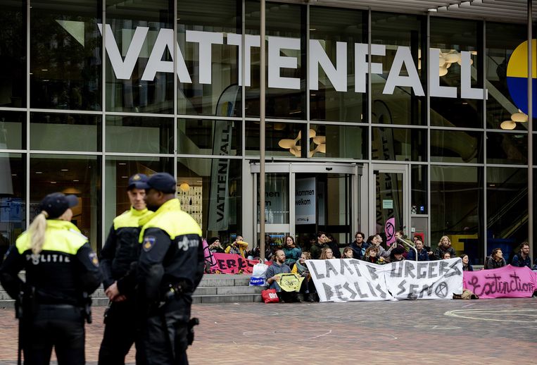 Vorig jaar protesteerden klimaatactivisten bij het kantoor van Vattenfall in Amsterdam. Vattenfall kwam in Nederland in opspraak wegens de plannen voor een biomassacentrale in Diemen.  Beeld EPA