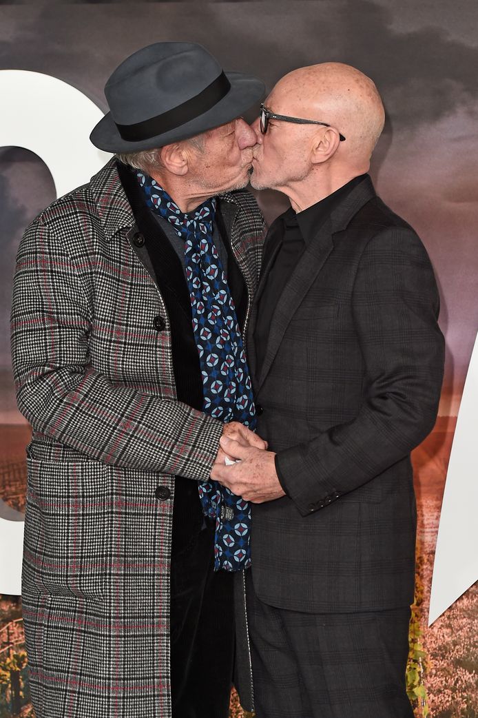 Ian McKellen en Patrick Stewart delen een innige kus op de filmpremière van ‘Star Trek: Picard’.