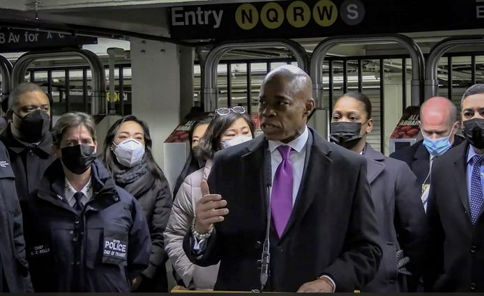 Eric Adams, burgemeester van New York City, houdt een persconferentie in metrostation Times Square.