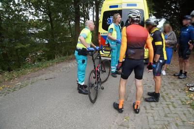 Automobilist rijdt wielrenners van de weg in Haarsteeg