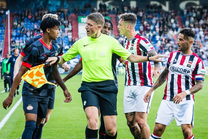 Willem II-captain Pol Llonch (rechts) krijgt het aan de stok met Jong PSV’er Livano Comenencia (links).