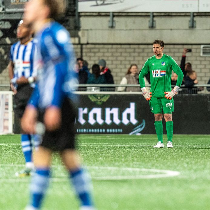 FC Eindhoven-keeper Nigel Bertrams treurt na de dure 3-2 nederlaag bij MVV.