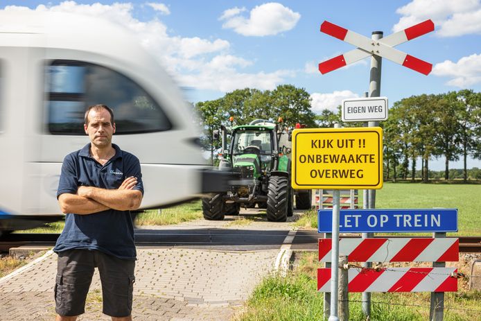 Arjan Dekker uit de Dalfser buurtschap Rechteren is tegen de opheffing van de onbewaakte spoorwegovergang in de ‘eigen weg’ die vanaf het doorgaande gedeelte van de Rechterensedijk naar zijn melkveebedrijf loopt.