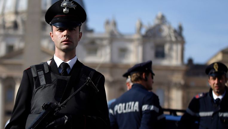 Verhoogde waakzaamheid aan het Sint-Pietersplein in Rome (Vaticaanstad). Beeld AP
