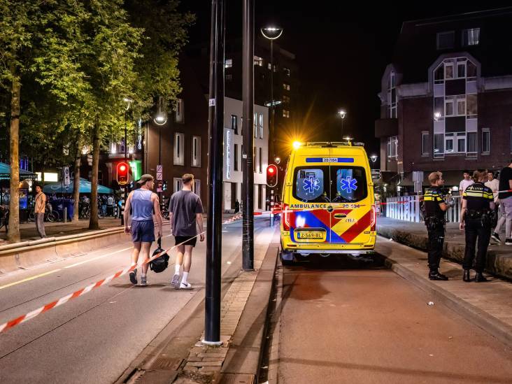 Man gewond aan hoofd door steekpartij in het centrum van Tilburg, daders voortvluchtig 