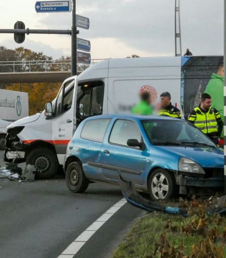 Flinke aanrijding in Enschede, auto knalt tegen verkeersmast