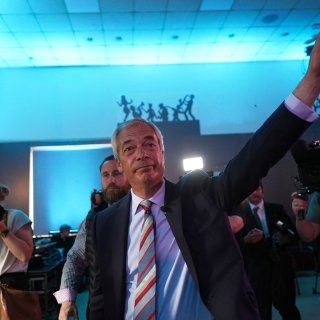 Nigel Farage laat Britse politieke bestel op zijn grondvesten trillen: Reform UK staat op winst    