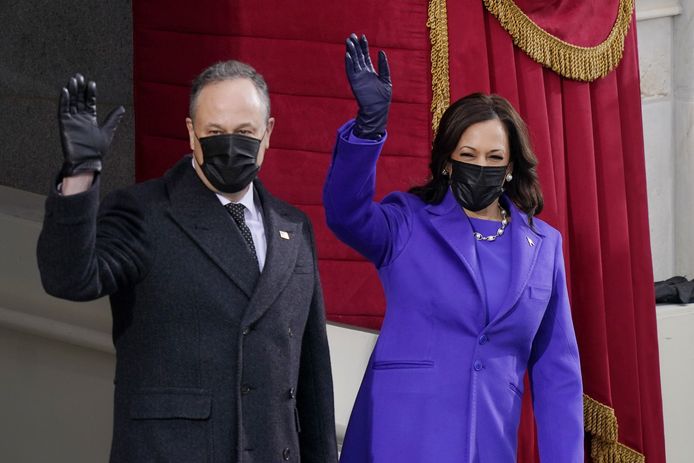 Kamala Harris en echtgenoot Doug Emhoff arriveren voor de inauguratie-ceremonie bij het Capitool.