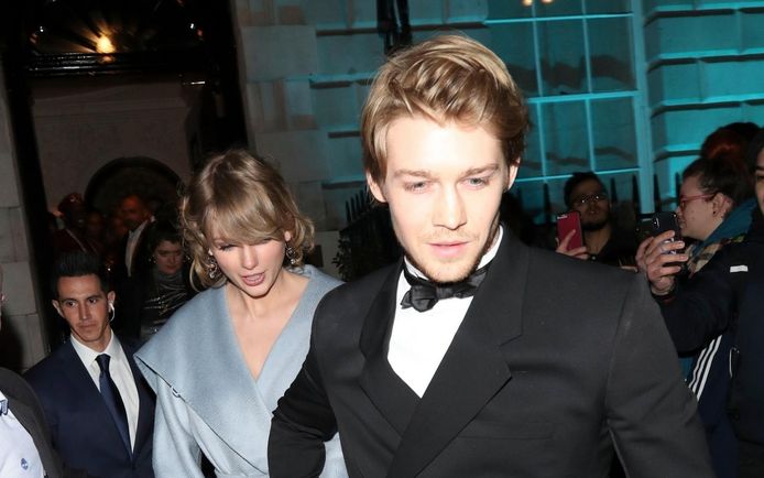 Een van de zeldzame foto's van Taylor Swift en Joe Alwyn, bij het verlaten van de BAFTA's in 2019