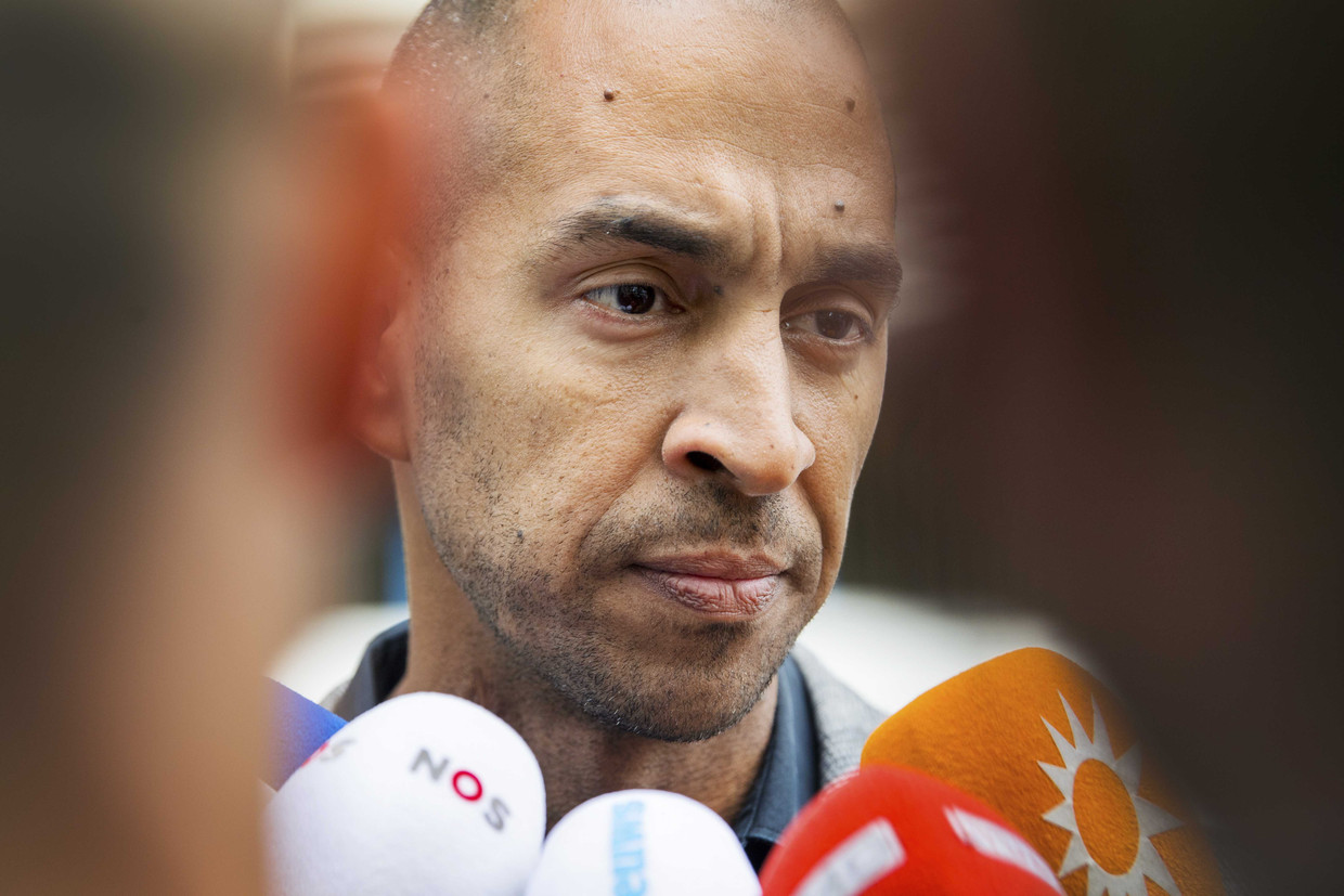 Gerald Roethof, advocaat van Jos B., staat de pers te woord voor het politiebureau in Eindhoven waar de eerste verhoren plaatsvinden. Beeld ANP