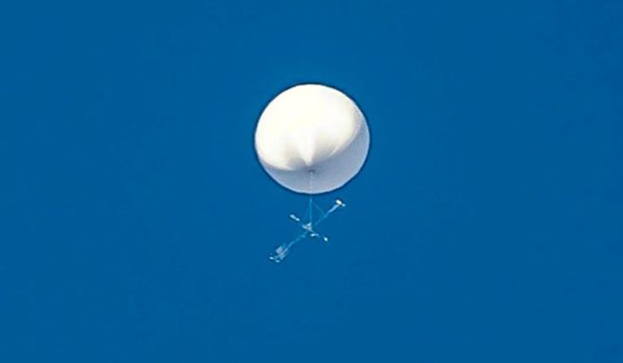Deze mysterieuze witte ballon zorgt voor verwarring in Japan.