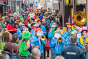 Vanuit een auto met open dak begroet Sinterklaas staand de inwoners van Goes. Die zijn massaal op komen draven om een glimp van de goedheiligman te zien.