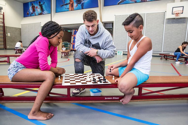 Wilfred den Breejen geeft schaakles in de gymzaal van de Augustinusschool in Rotterdam-West. Beeld arie kievit