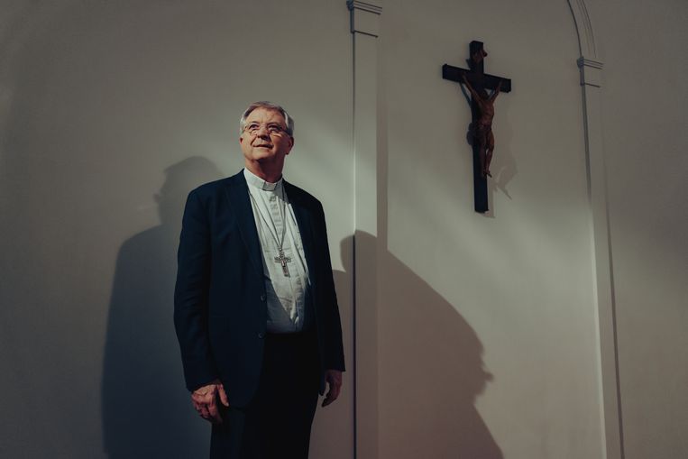 Bisschop Johan Bonny: ‘God is ook te vinden in de kapotgeschoten huizen en steden in Oekraïne. Dat is wat Kerstmis wil zeggen: dit is niet de ideale wereld. Die bestaat alleen op tv.’ Beeld Damon De Backer
