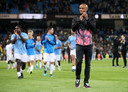 Kompany loopt een laatste rondje langs het veld van het Etihad Stadium in Manchester.