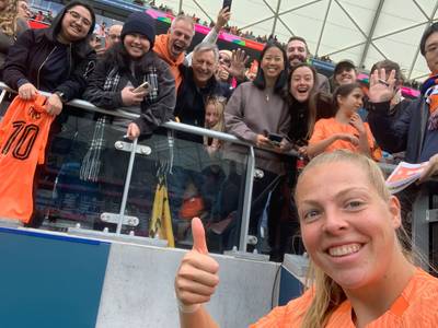 Vader Jill Bayings baalt van uitschakeling Oranje-vrouwen maar is blij met WK: ‘Dat ze een keer moch