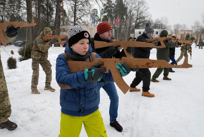 Yuri (12) traint met de vrijwilligers van het Oekraïense leger.