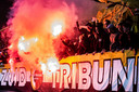 Supporters van Vitesse op de Zuid-Tribune.