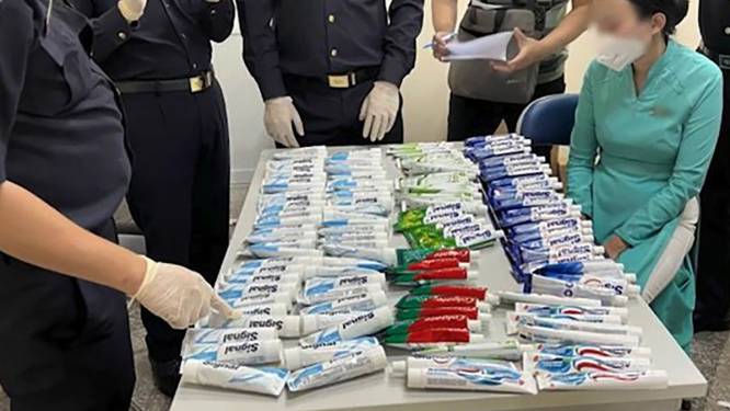 Cabinepersoneel gearresteerd voor smokkel van drugs in 154 tubes tandpasta
