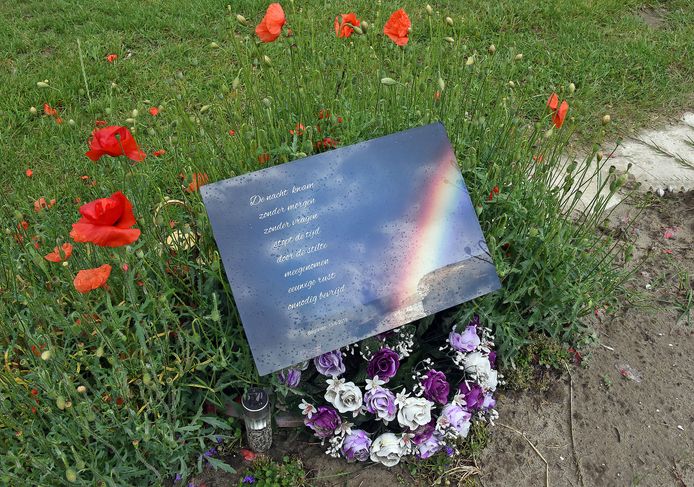 The memorial plaque on the grave of the woman in Terneuzen.