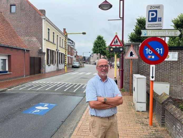 Jan Pauwels bij de signalisatie van de blauwe zone, die niet meer bestaat.