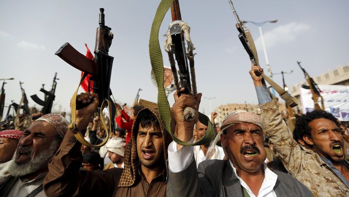 Partisans houthis manifestant contre les frappes saoudiennes à Sanaa.