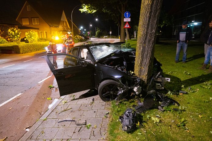 Van de BMW die afgelopen nacht op een boom bij Elspeet botste, bleef niets over. De bestuurder werd zwaargewond afgevoerd naar het ziekenhuis.