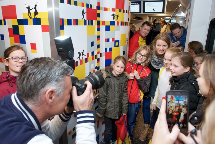 Atlete Dafne Schippers gaat met jonge fans op de foto in de nieuwe sprinter.