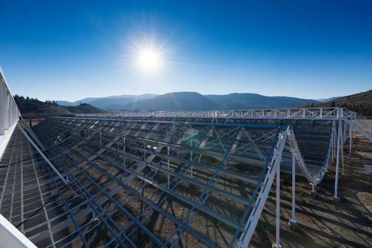 De Canadese telescoop Chime speurt de hemel af naar mysterieuze kosmische flitsen. Beeld Andre Recnik