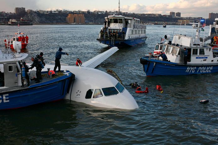 De bekendste noodlanding op water dateert van 15 januari 2009. Kapitein Chesley Sullenberger zette zijn toestel toen met succes neer op de Hudson River in New York.