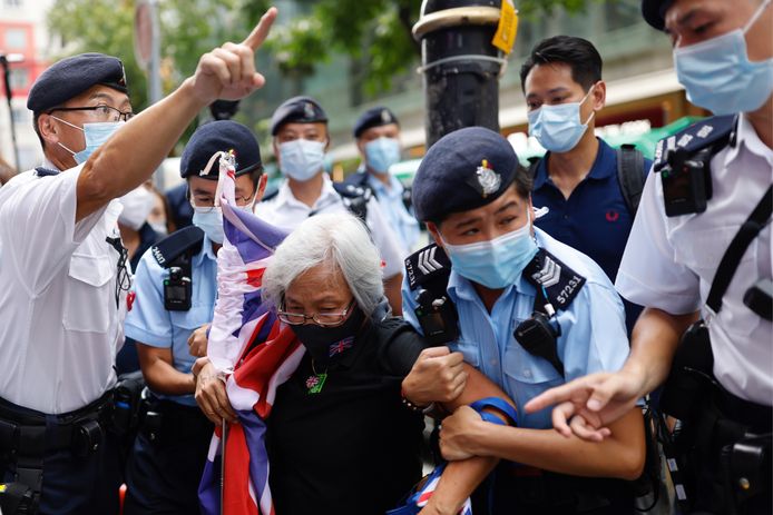 Seorang pengunjuk rasa pro-demokrasi ditangkap oleh polisi.
