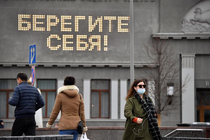 Een boodschap op de gevel van de Khudozhestvenny cinema in Moskou: "Draag zorg voor jezelf".