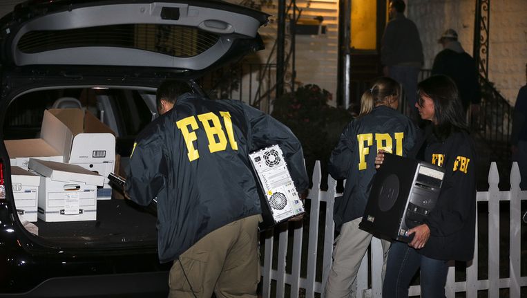 De FBI doorzoekt het huis van de verdachte rabbijn. Beeld ap