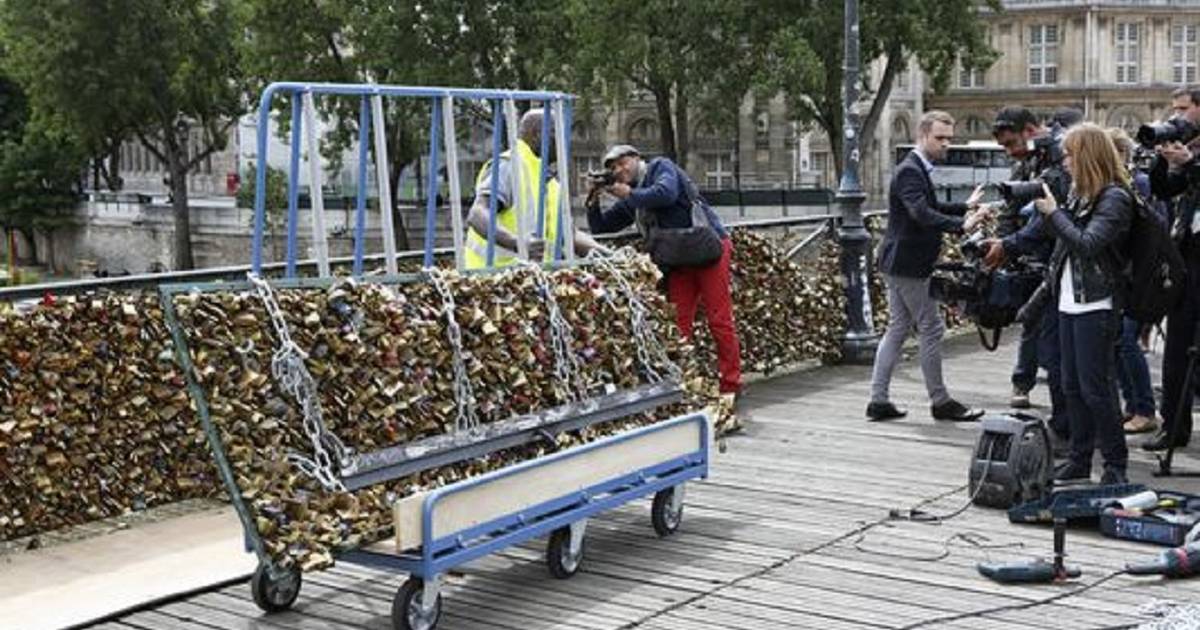 Verwijderde liefdesslotjes Parijs gaan naar de veiling voor het goede doel