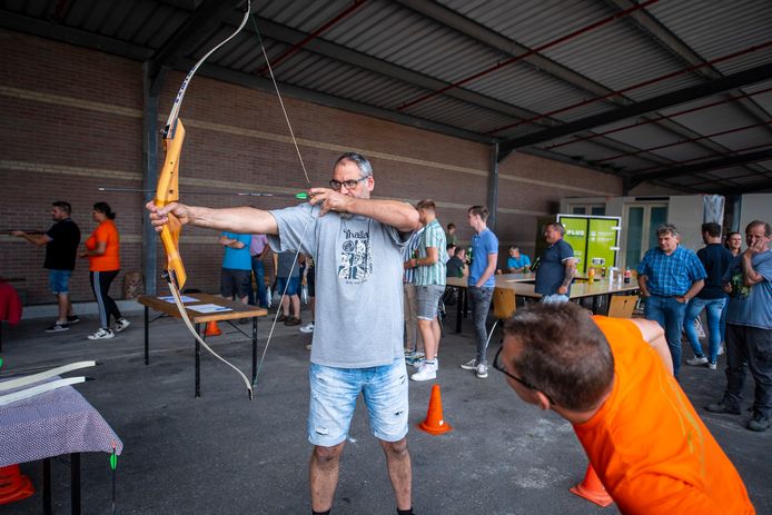 Houtbouwbedrijf Noviton Prefab uit Harbrinkhoek schiet met een activiteitenmiddag de zomervakantie in. Na het boogschieten was er uiteraard nog de traditionele barbecue.