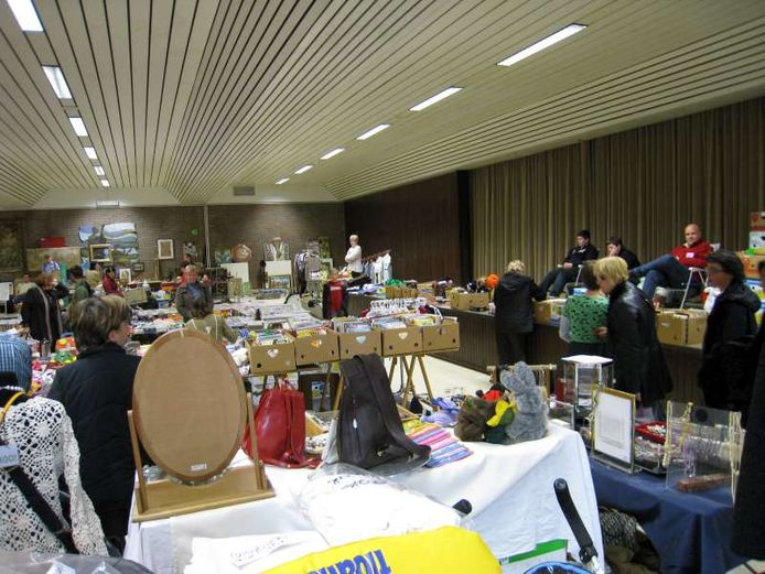 Een sfeerbeeld van de rommelbeurs in zaal ISO in Izegem.